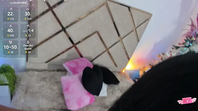 Snapshot of queenie_staar chatting on 12-19-25, 08:05 queenie staar online show from 12-19-25, 08:05