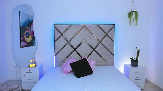 Snapshot of queenie_staar chatting on 03-18-26, 07:39 queenie staar online show from 03-18-26, 07:39