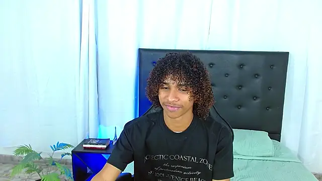 Snapshot of angelll18_ chatting on 02-22-26, 02:04 angelll18 online show from 02-22-26, 02:04