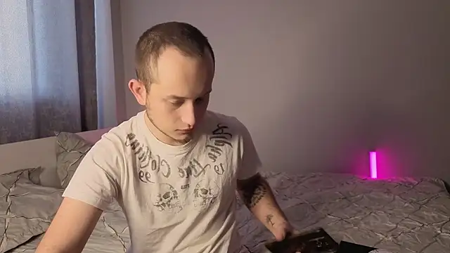 Snapshot of Pearl_couple chatting on 02-10-26, 09:02 Pearl couple online show from 02-10-26, 09:02