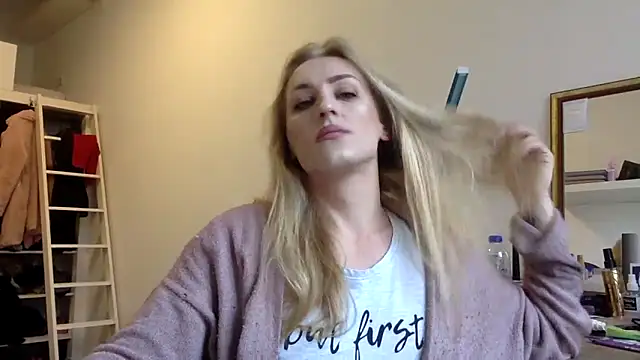 Snapshot of Mileriya chatting on 12-19-25, 10:44 Mileriya online show from 12-19-25, 10:44