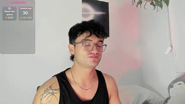 Snapshot of charlie_dicker chatting on 12-19-25, 11:45 charlie dicker online show from 12-19-25, 11:45