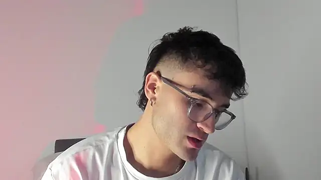 Snapshot of charlie_dicker chatting on 02-13-26, 11:34 charlie dicker online show from 02-13-26, 11:34