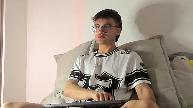 Snapshot of charlie_dicker chatting on 02-21-26, 04:57 charlie dicker online show from 02-21-26, 04:57