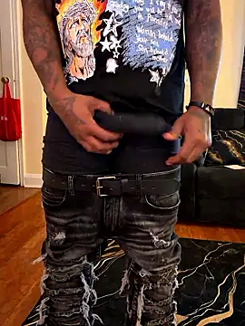 Snapshot of daddydarkskindikk chatting on 01-12-26, 05:51 daddydarkskindikk online show from 01-12-26, 05:51