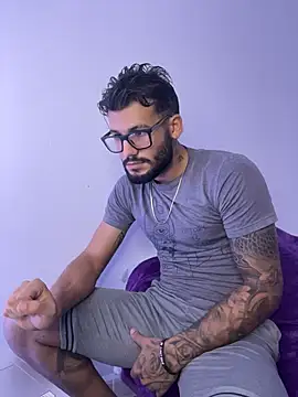 Snapshot of thedragonboyxxx chatting on 12-18-25, 03:56 thedragonboyxxx online show from 12-18-25, 03:56