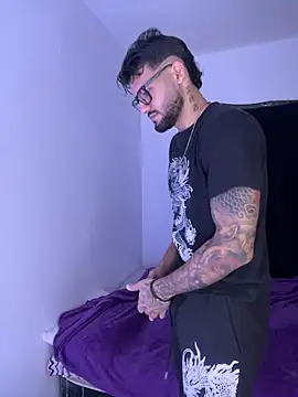 Snapshot of thedragonboyxxx chatting on 12-20-25, 04:19 thedragonboyxxx online show from 12-20-25, 04:19