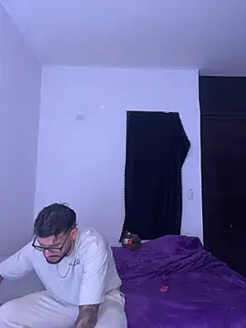 Snapshot of thedragonboyxxx chatting on 12-23-25, 03:59 thedragonboyxxx online show from 12-23-25, 03:59