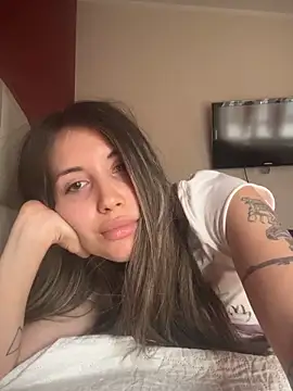 Snapshot of saphirafox chatting on 01-17-26, 12:43 saphirafox online show from 01-17-26, 12:43