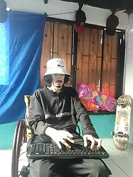 Snapshot of sk8-boy chatting on 01-14-26, 01:39 sk8-boy online show from 01-14-26, 01:39