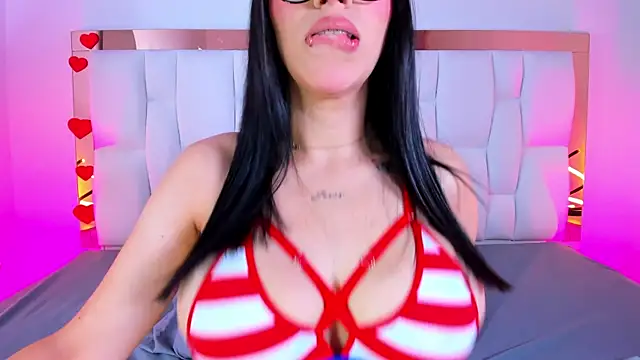 Snapshot of CamilleJuicy_ chatting on 06-19-26, 01:04 CamilleJuicy online show from 06-19-26, 01:04