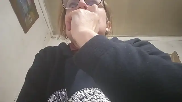 Snapshot of KissAndVibe chatting on 12-19-25, 07:43 KissAndVibe online show from 12-19-25, 07:43