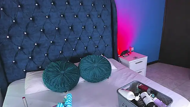Issa Clark01 online show from 06-17-26, 12:24