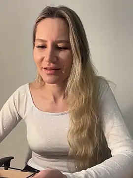 Snapshot of 1Moonlight1 chatting on 12-21-25, 04:03 1Moonlight1 online show from 12-21-25, 04:03