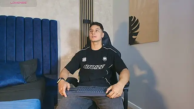 Noah Clarkk online show from 05-12-26, 05:43