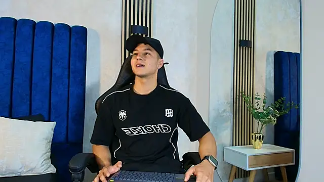 Noah Clarkk online show from 05-17-26, 06:15