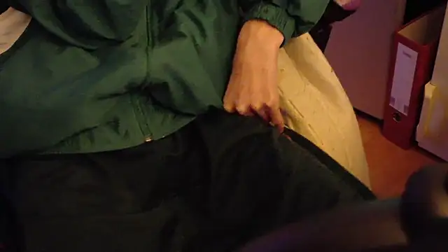 Snapshot of Gay-Versaut chatting on 12-22-25, 08:06 Gay-Versaut online show from 12-22-25, 08:06