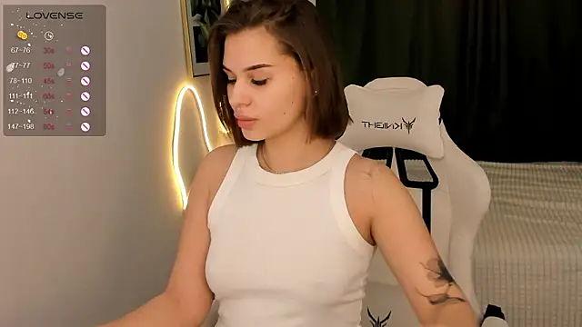 Snapshot of annie_kits chatting on 02-15-26, 11:12 annie kits online show from 02-15-26, 11:12