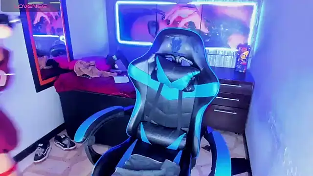 Snapshot of dolly_boob chatting on 01-07-26, 04:15 dolly boob online show from 01-07-26, 04:15