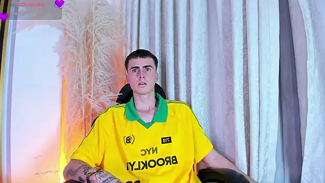 Snapshot of SpaceBoy1 chatting on 03-08-26, 05:11 SpaceBoy1 online show from 03-08-26, 05:11