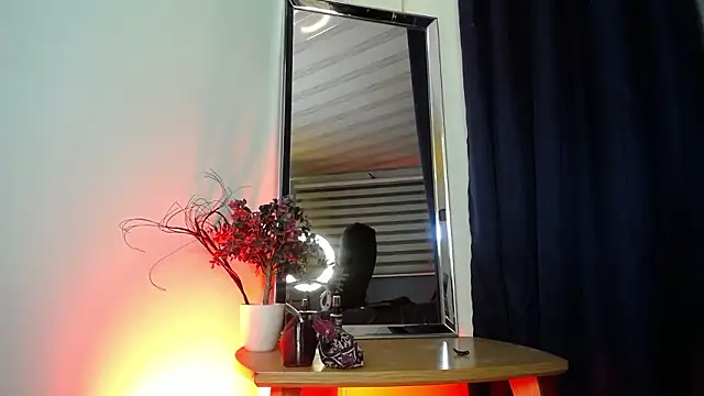 Snapshot of Emilyy05_ chatting on 02-15-26, 03:25 Emilyy05 online show from 02-15-26, 03:25