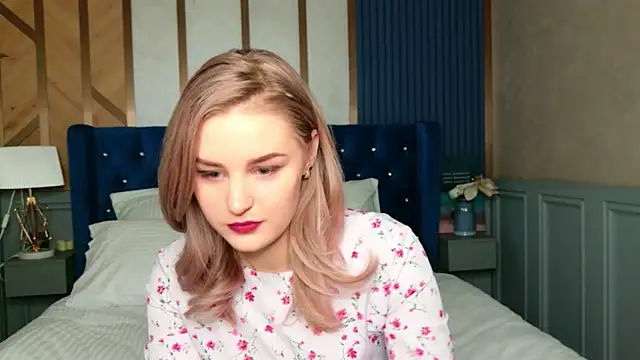 Snapshot of Molly_Voss chatting on 01-18-26, 05:44 Molly Voss online show from 01-18-26, 05:44