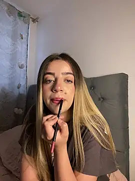 Snapshot of cute_emmma chatting on 02-20-26, 11:32 cute emmma online show from 02-20-26, 11:32