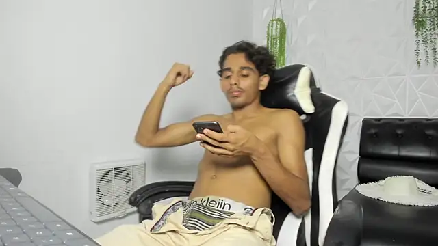 Snapshot of danny_hot23_ chatting on 04-06-26, 02:53 danny hot23 online show from 04-06-26, 02:53