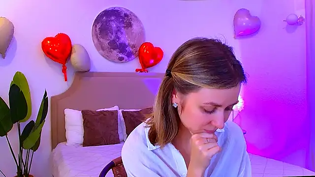 Snapshot of EmeraldGlow chatting on 02-15-26, 02:47 EmeraldGlow online show from 02-15-26, 02:47