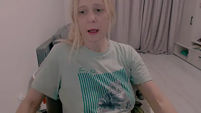 Snapshot of MiLenaMilf chatting on 10-25-25, 03:47 MiLenaMilf online show from 10-25-25, 03:47