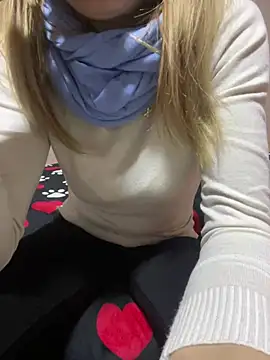 Snapshot of SexyMamiVee chatting on 01-14-26, 12:00 SexyMamiVee online show from 01-14-26, 12:00