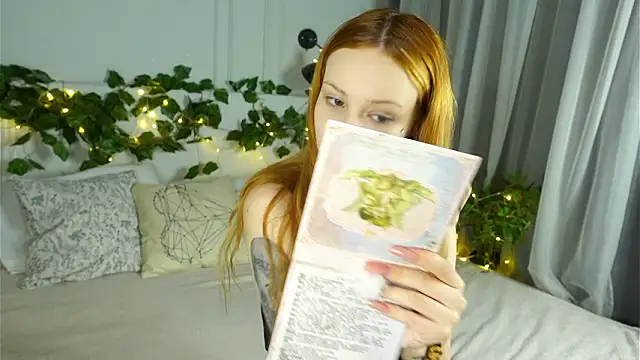 Snapshot of Zoe__Page chatting on 03-14-26, 05:46 Zoe Page online show from 03-14-26, 05:46