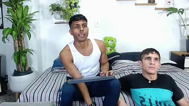 Snapshot of Interracial_Snow_Bunny chatting on 02-07-26, 11:30 Interracial Snow Bunny online show from 02-07-26, 11:30