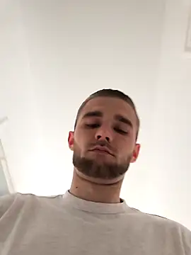 Snapshot of Benjamiinlt chatting on 04-08-26, 01:22 Benjamiinlt online show from 04-08-26, 01:22