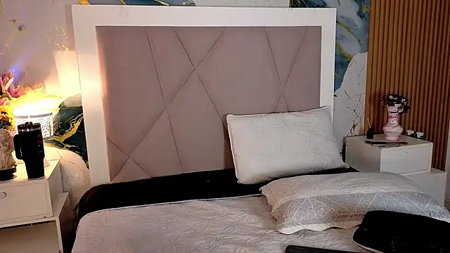 Snapshot of Sienna_Desiree chatting on 06-10-26, 12:59 Sienna Desiree online show from 06-10-26, 12:59