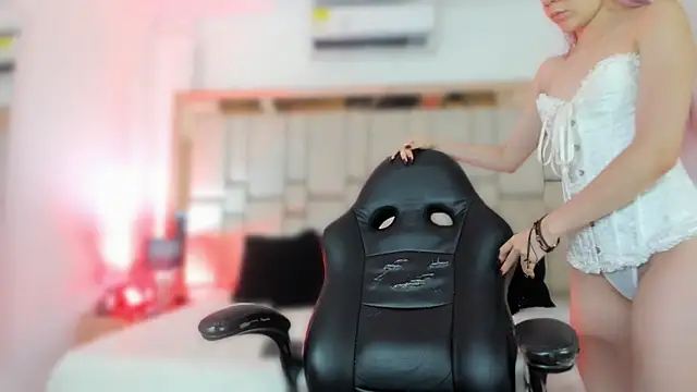 Snapshot of ElaRabbit chatting on 02-19-26, 12:12 ElaRabbit online show from 02-19-26, 12:12