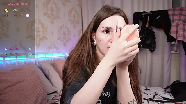 Snapshot of Alice_Goth chatting on 01-19-26, 03:43 Alice Goth online show from 01-19-26, 03:43