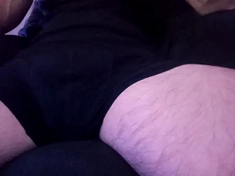 Snapshot of 1984hamilton69 chatting on 03-12-26, 03:40 1984hamilton69 online show from 03-12-26, 03:40