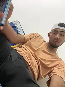 Snapshot of youngalexofficial chatting on 01-13-26, 05:35 youngalexofficial online show from 01-13-26, 05:35