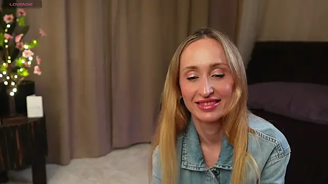 Emely Moon online show from 06-04-26, 07:31