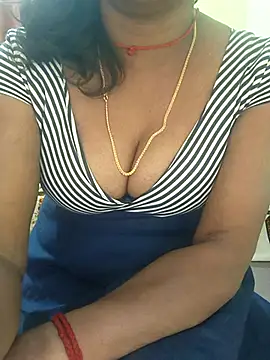 Snapshot of Meena_Meenakshi chatting on 03-11-26, 05:57 Meena Meenakshi online show from 03-11-26, 05:57