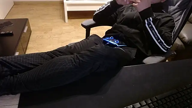 Snapshot of sensualman90 chatting on 01-11-26, 10:09 sensualman90 online show from 01-11-26, 10:09