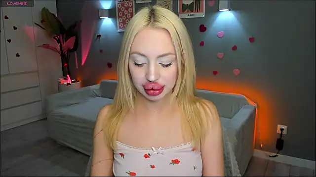 Snapshot of Luna_Beverly chatting on 02-22-26, 08:18 Luna Beverly online show from 02-22-26, 08:18