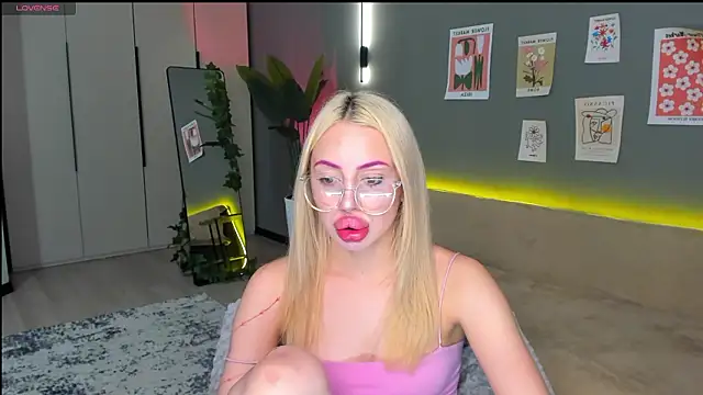 Snapshot of Luna_Beverly chatting on 03-03-26, 08:04 Luna Beverly online show from 03-03-26, 08:04