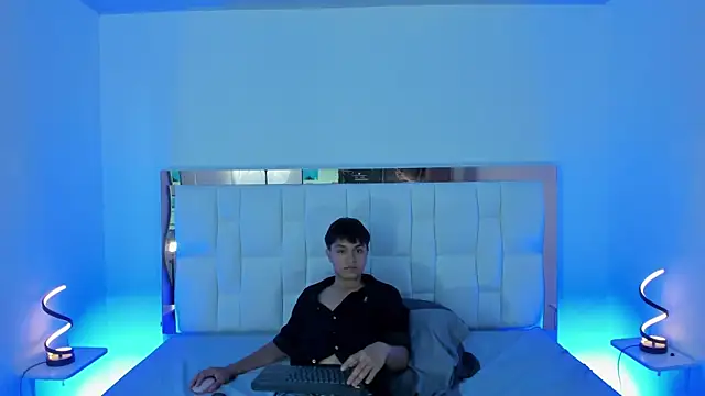 Snapshot of RicciRizzo chatting on 02-11-26, 05:45 RicciRizzo online show from 02-11-26, 05:45