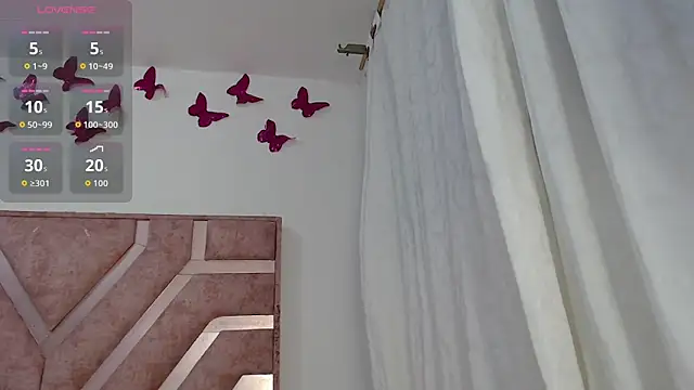 Snapshot of Roxy_Fox- chatting on 02-25-26, 04:22 Roxy Fox- online show from 02-25-26, 04:22