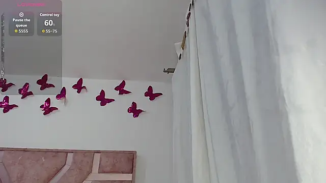 Snapshot of Roxy_Fox- chatting on 03-06-26, 03:25 Roxy Fox- online show from 03-06-26, 03:25