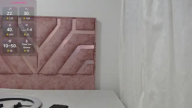 Snapshot of Roxy_Fox- chatting on 03-14-26, 04:18 Roxy Fox- online show from 03-14-26, 04:18