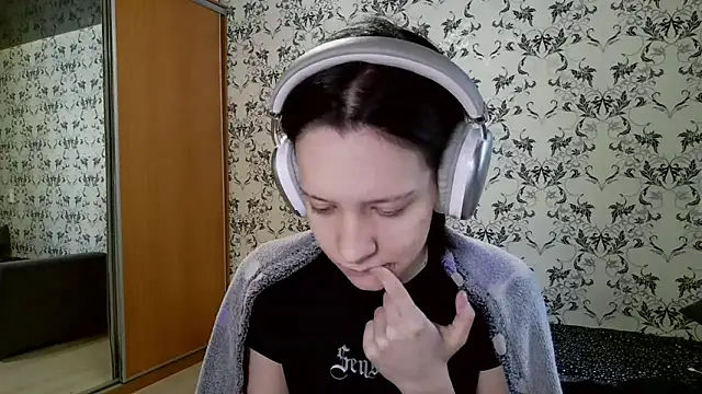 Snapshot of LxayBloom chatting on 03-12-26, 06:19 LxayBloom online show from 03-12-26, 06:19