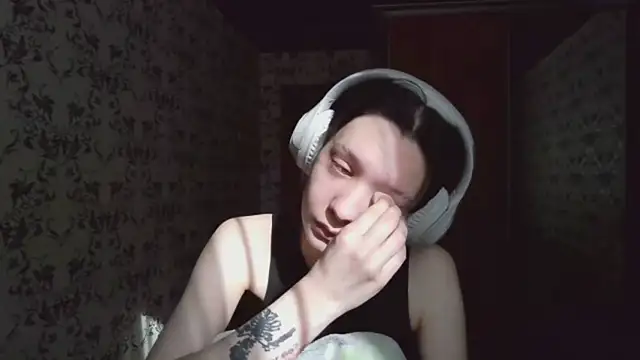 Snapshot of LxayBloom chatting on 03-16-26, 06:39 LxayBloom online show from 03-16-26, 06:39